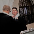 Billede af mandlig præst, der giver kvindelig præst præstekrave på